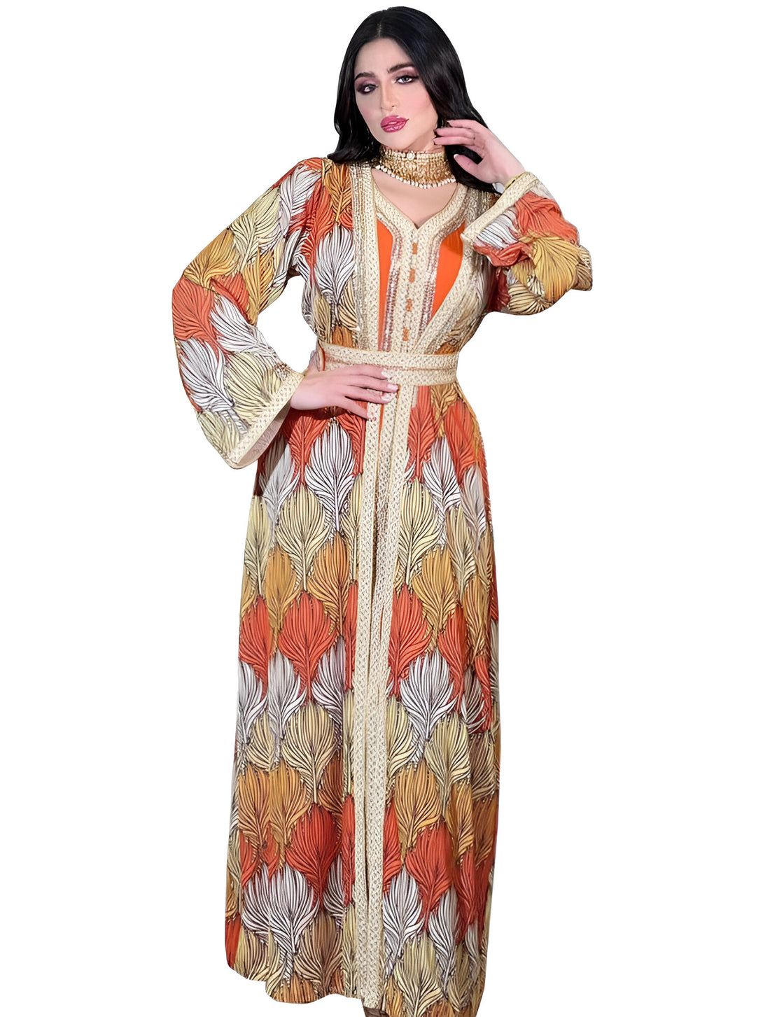 Robe longue à manches longues avec un motif de plumes orange, jaune et blanc, ornée d'une ceinture et d'une bordure dorée. Vêtement musulman élégant pour femme.