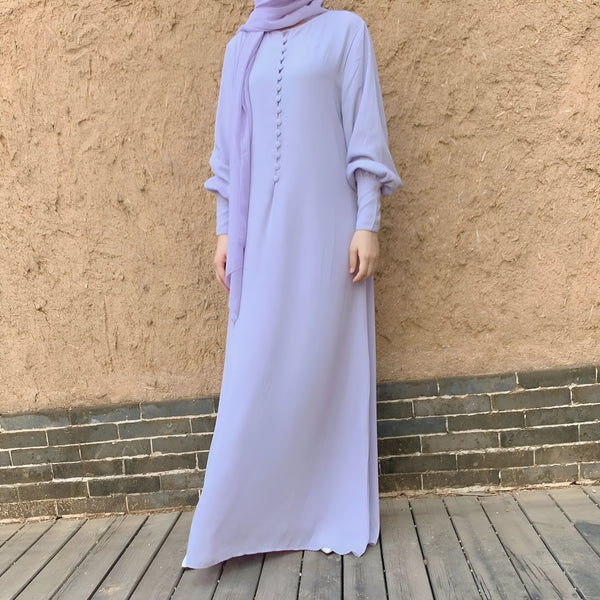 Robe longue lilas à manches bouffantes et boutons sur le devant, idéale pour les femmes musulmanes.