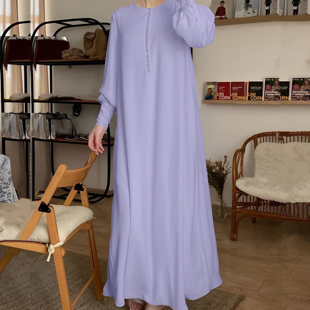 Robe longue violette à manches longues, boutonnée sur le devant, parfaite pour une tenue musulmane élégante et confortable.
