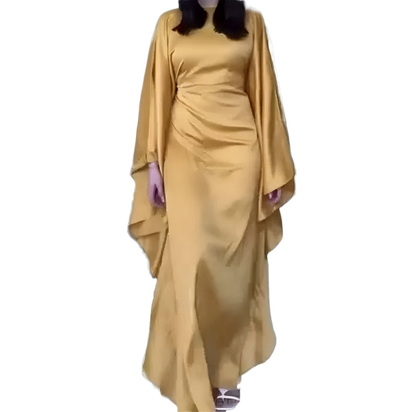 Robe longue musulmane en satin jaune avec des manches larges.  La robe est élégante et confortable, idéale pour les occasions spéciales.