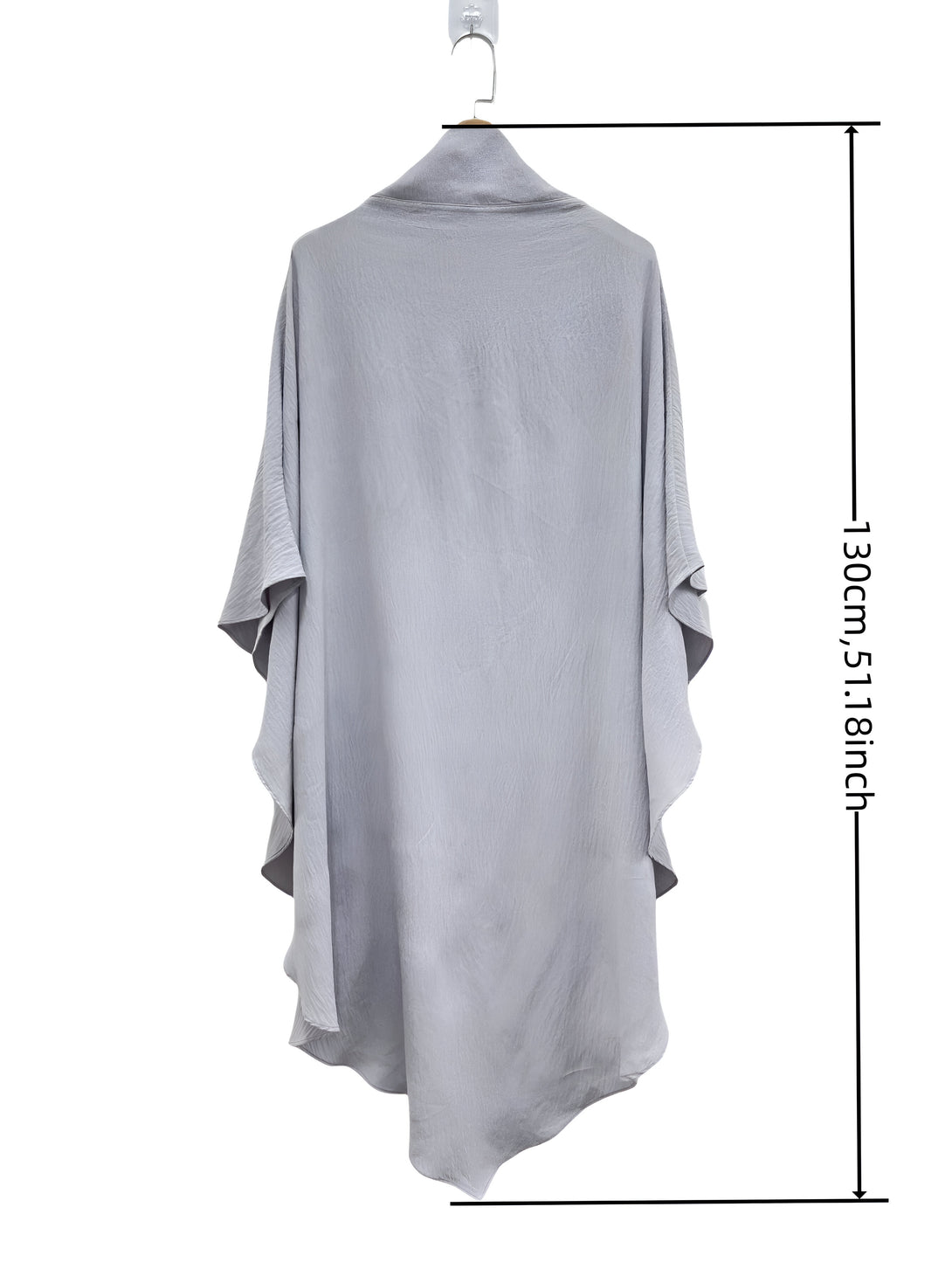 Chemise grise à manches courtes avec un ourlet en cascade, parfaite pour les femmes musulmanes. Elle est suspendue à un cintre et la longueur est indiquée en centimètres et en pouces.