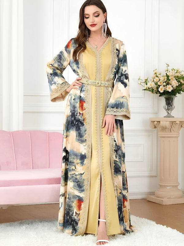Une femme portant une robe longue musulmane jaune avec un motif de nuages ​​et une dentelle dorée.