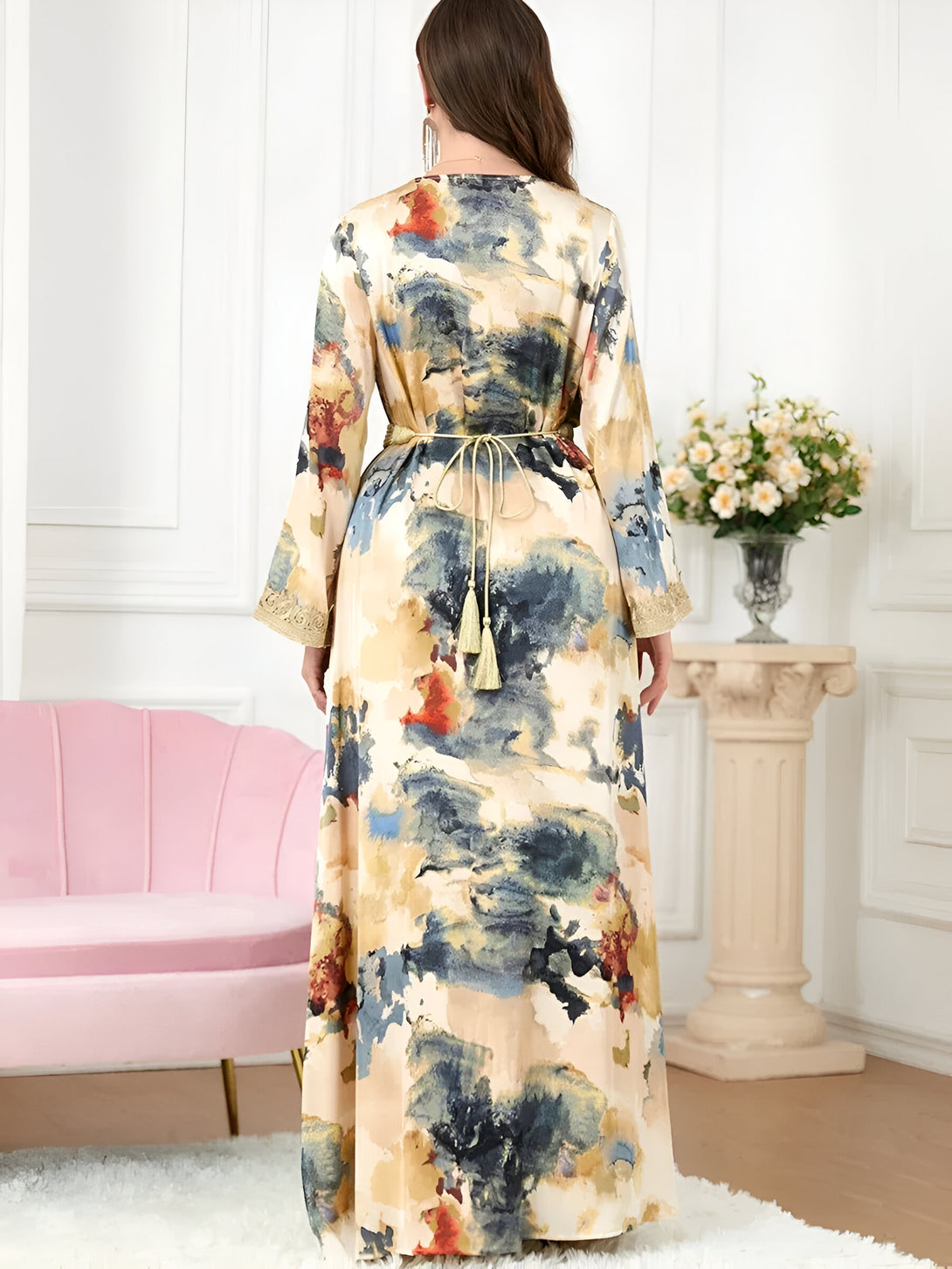 Robe longue musulmane beige avec un imprimé abstrait en bleu, rouge et jaune, vue de dos.