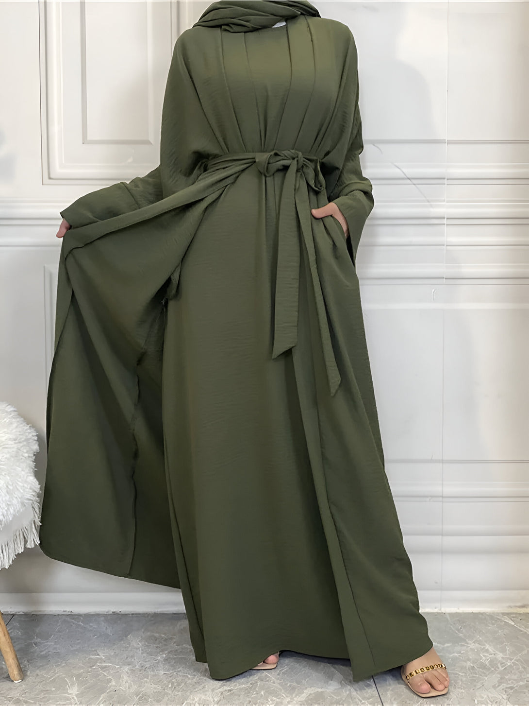 Robe longue verte à manches longues avec ceinture et col montant, parfaite pour les femmes musulmanes.