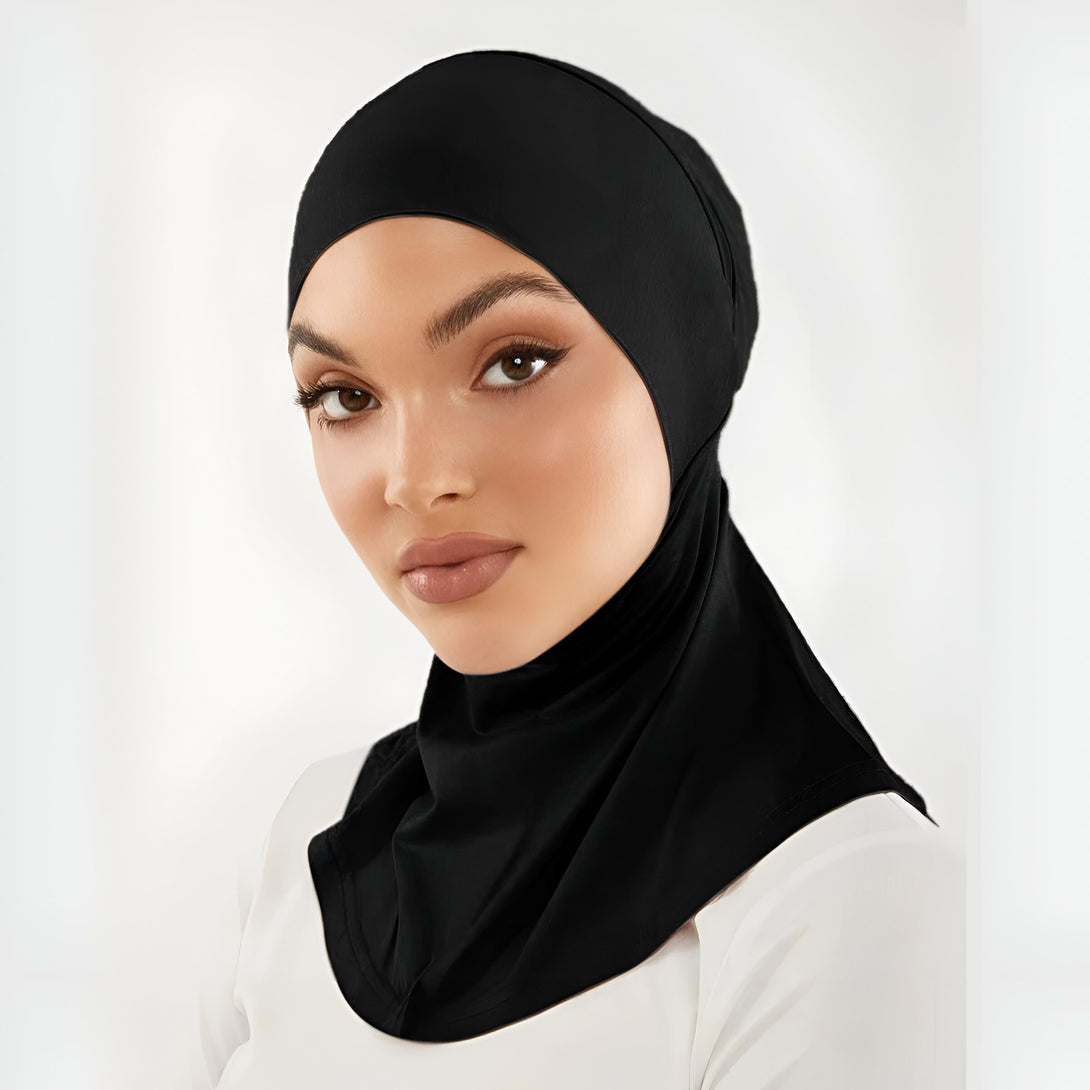 Une femme portant un hijab noir élégant et confortable. Découvrez notre collection de hijabs pour femmes musulmanes.