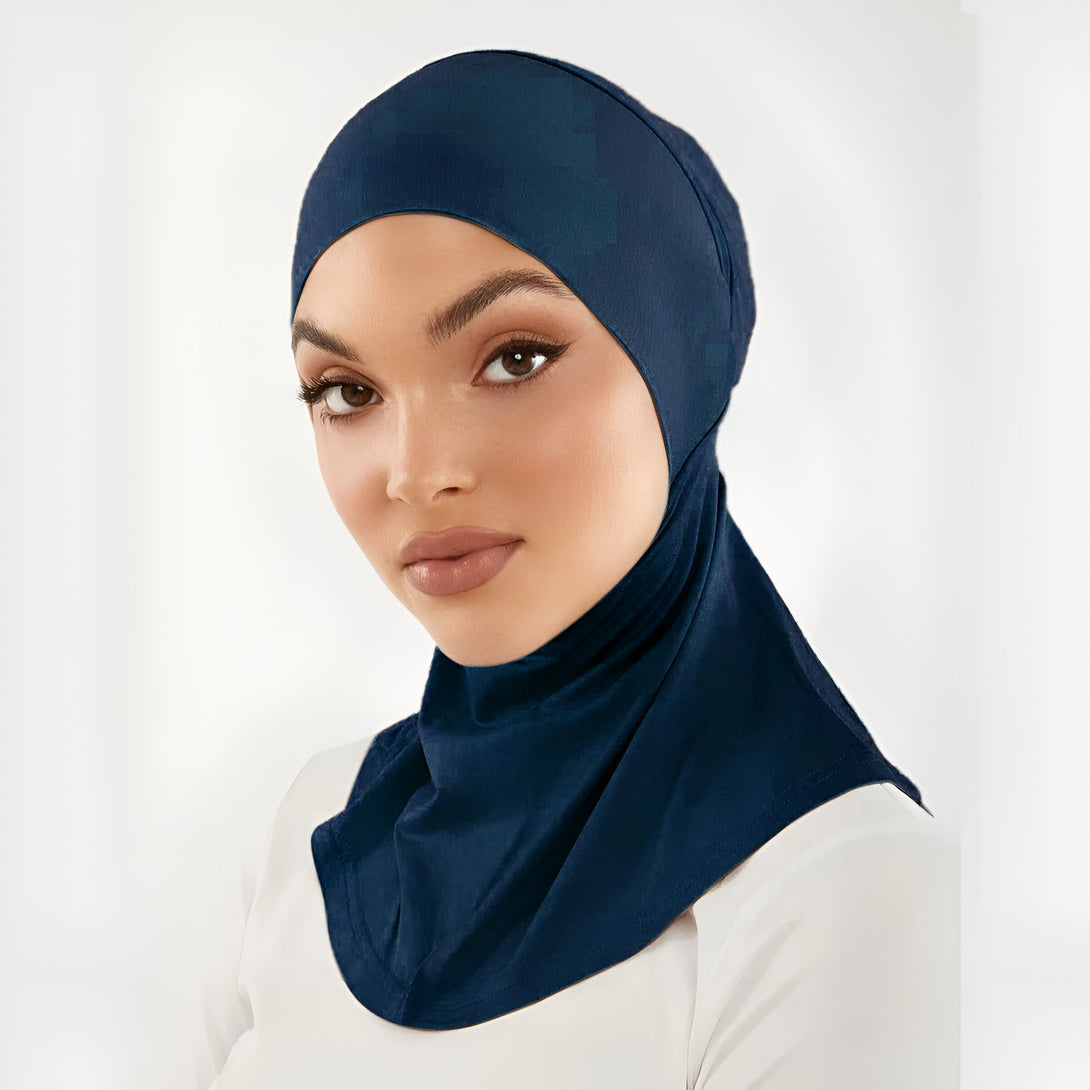 Une femme portant un hijab bleu marine élégant. Notre collection de hijabs est conçue pour vous donner un look élégant et moderne.