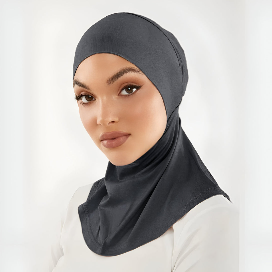 Une femme portant un hijab gris foncé, un vêtement musulman pour femmes.