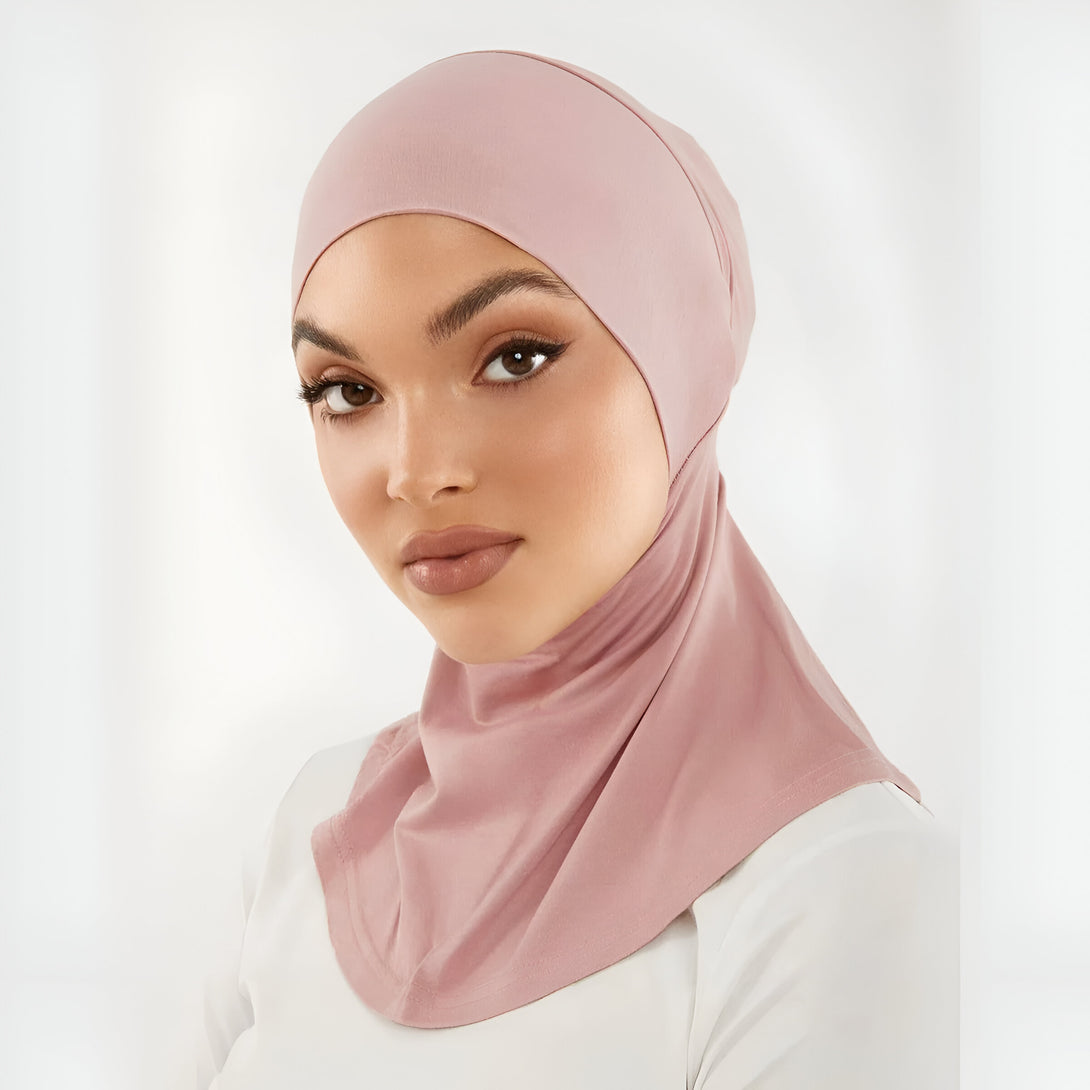 Une femme portant un hijab rose en jersey. Le hijab est doux et confortable à porter. Il est parfait pour les femmes musulmanes qui recherchent un style modeste et élégant.