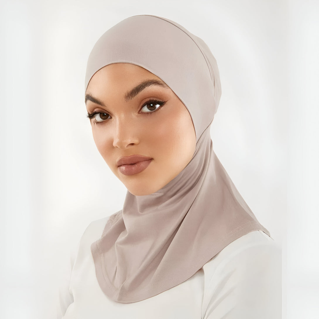 Une femme portant un hijab de couleur beige clair. Le hijab est fait d'une matière douce et confortable et est idéal pour un look élégant et moderne.