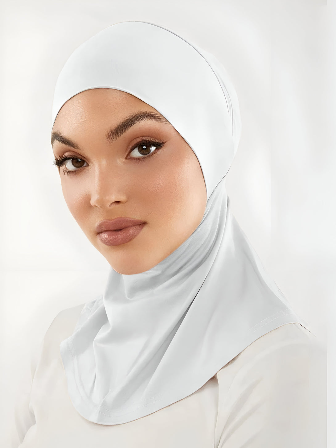 Une femme portant un hijab blanc en tissu doux et confortable. Le hijab est facile à porter et à entretenir. Il est parfait pour tous les jours.