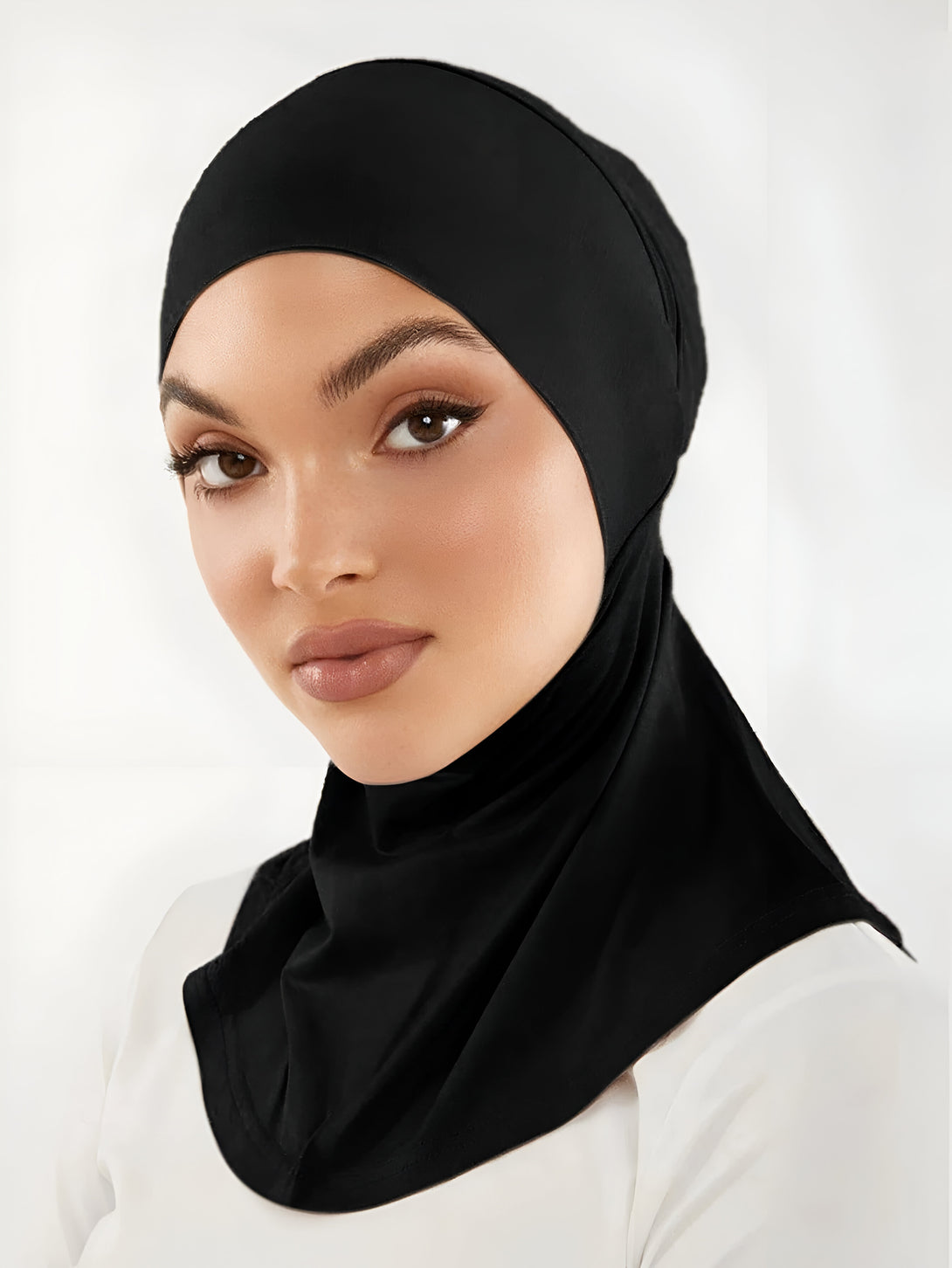 Une femme porte un hijab noir en jersey, un couvre-chef musulman confortable et élégant.