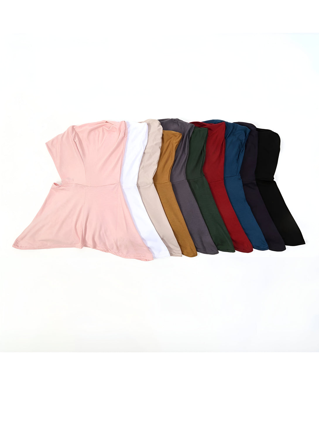 Une collection de hijabs en jersey de différentes couleurs: rose, blanc, beige, marron, gris, vert, rouge, bleu marine et noir.