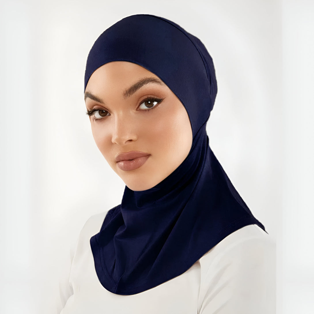 Une femme portant un hijab bleu marine élégant et confortable. Parfait pour un look moderne et tendance.