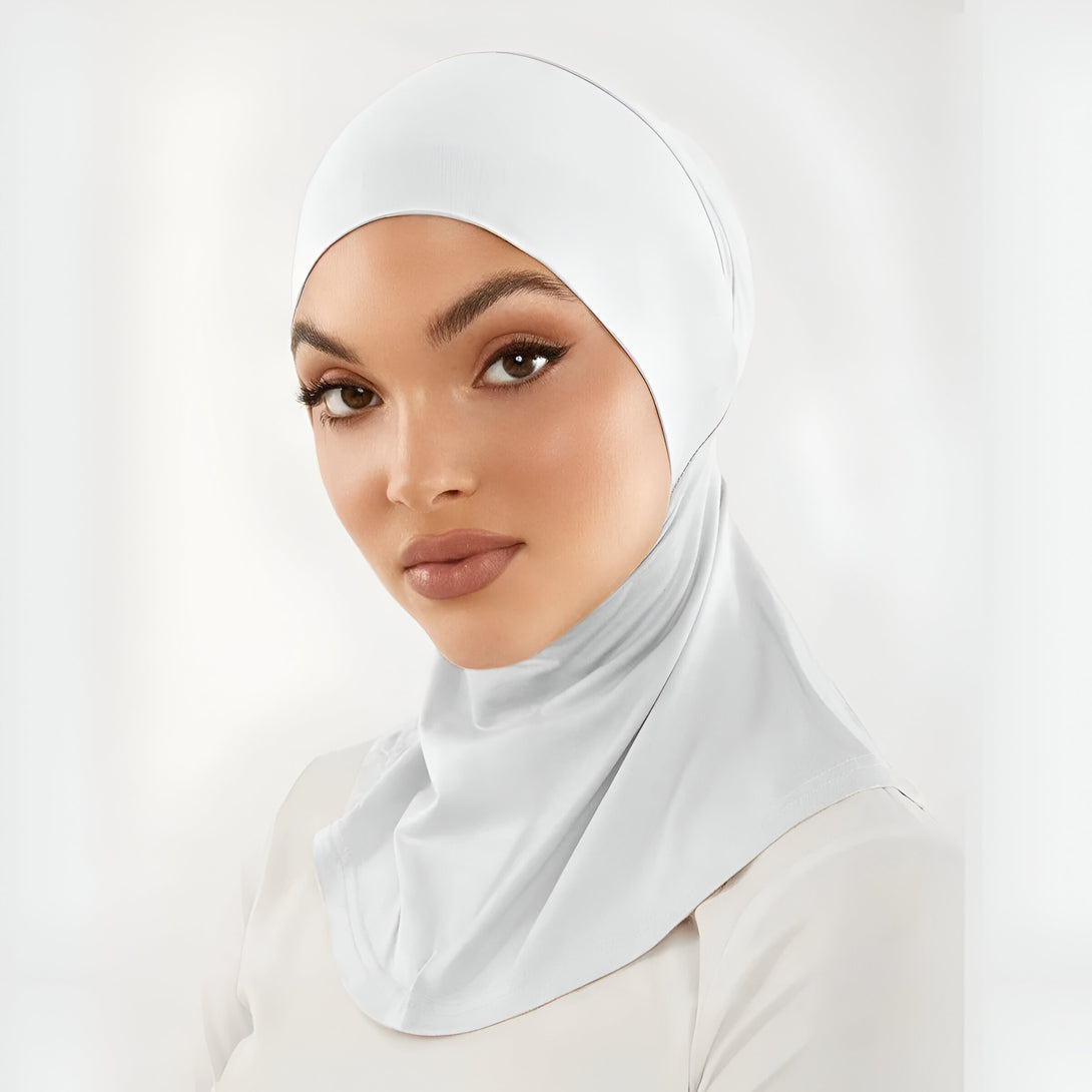 Une femme portant un hijab blanc en jersey. Le hijab est un vêtement musulman qui couvre la tête et le cou.