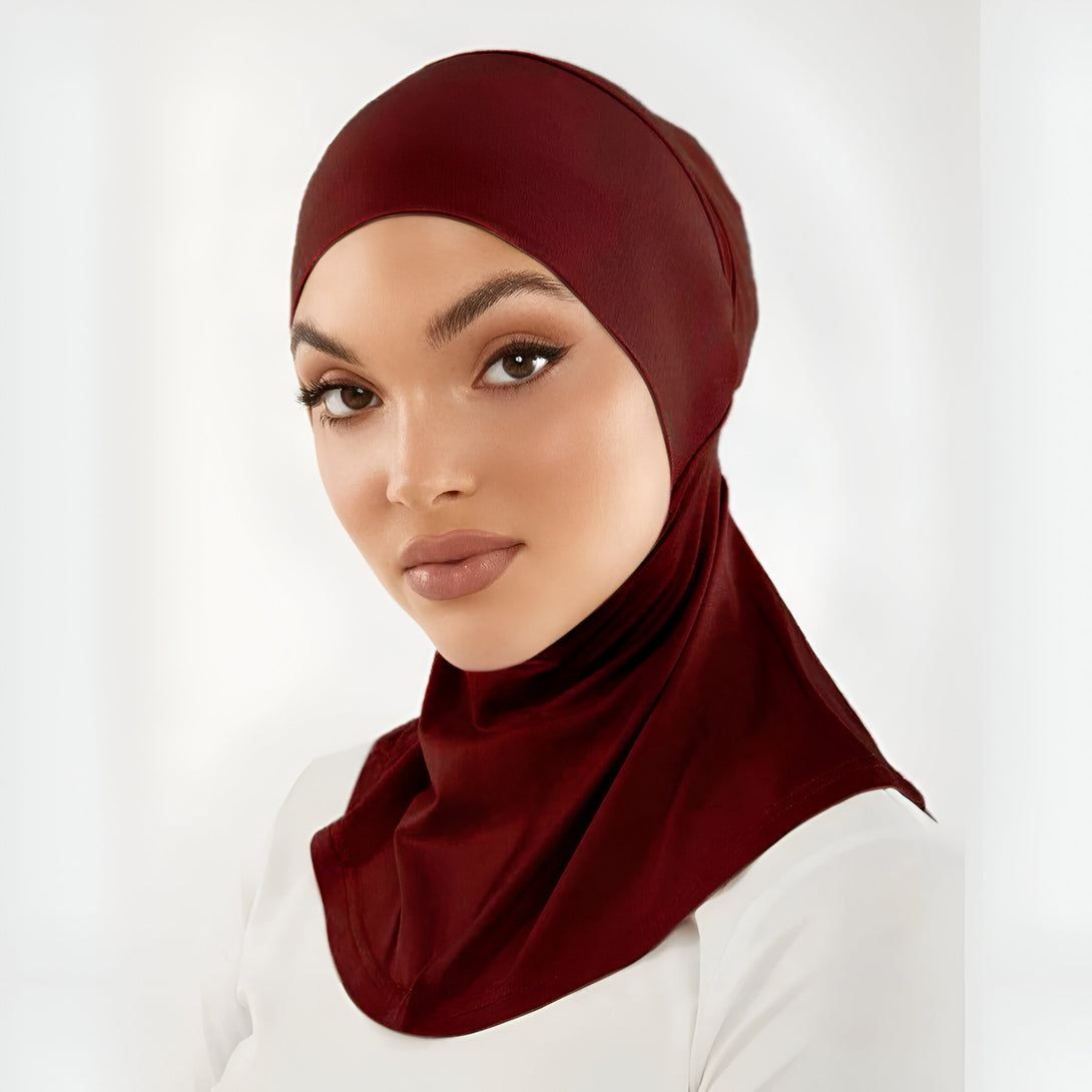 Une femme porte un hijab de couleur bordeaux, un vêtement musulman pour les femmes.