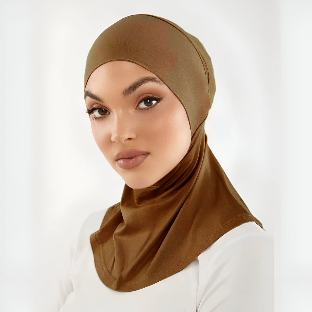 Une femme portant un hijab marron.