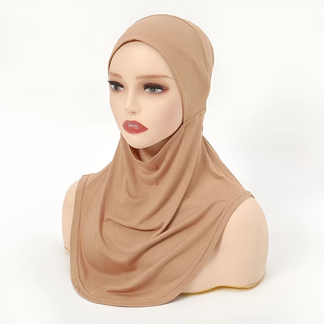 Un hijab beige en tissu doux et confortable, idéal pour les femmes musulmanes. Le hijab est facile à porter et à entretenir. Il est parfait pour toutes les occasions.