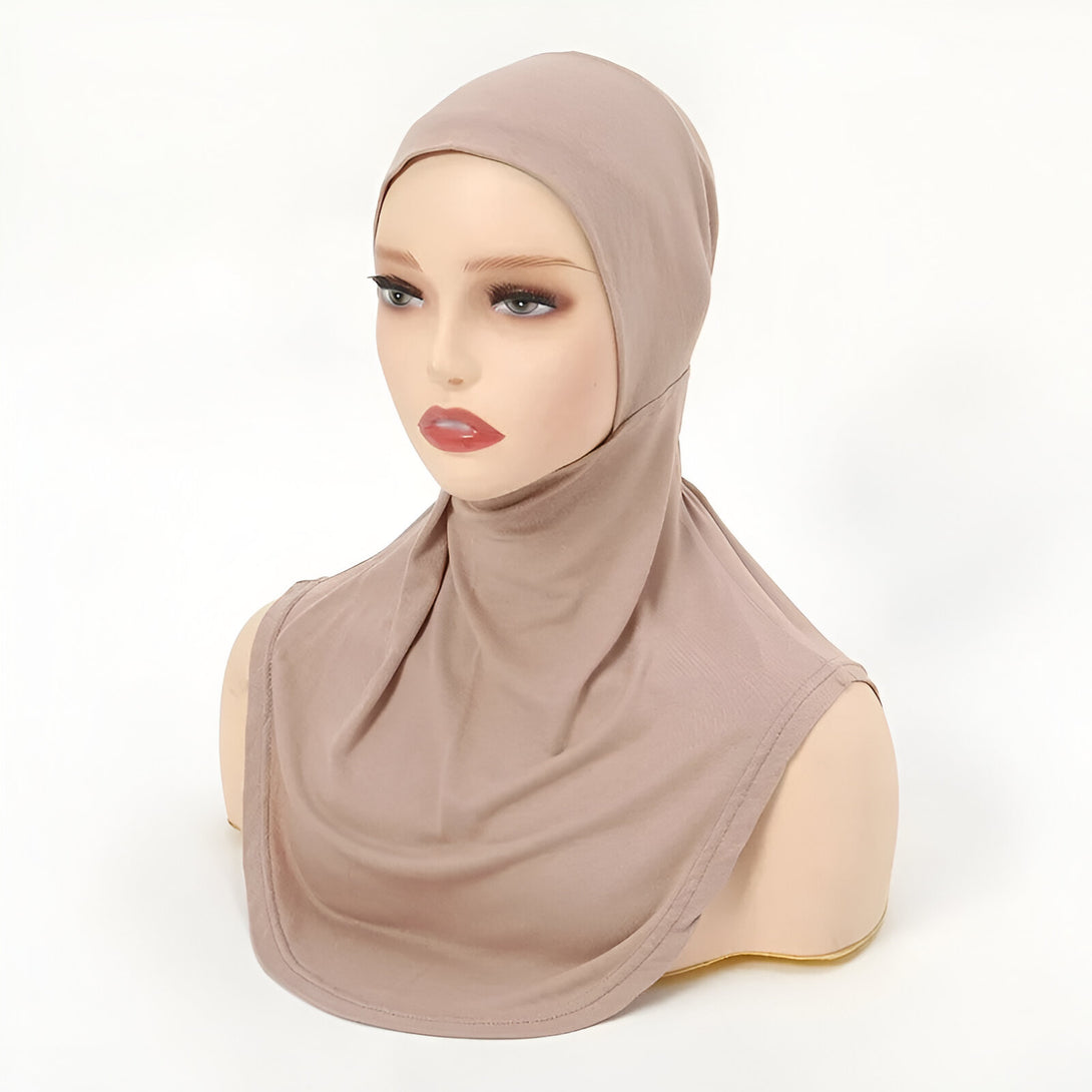 Un hijab beige en jersey, parfait pour les femmes musulmanes. Il est élégant, confortable et facile à porter.