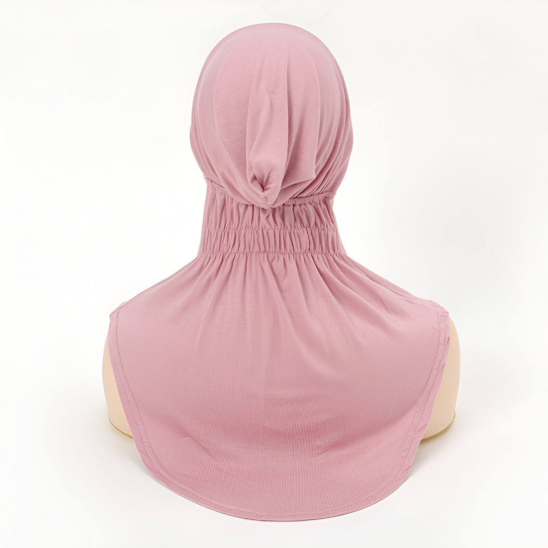 Un sous-vêtement de tête musulman rose, conçu pour être porté sous un hijab. Il est fait d'un tissu doux et confortable et a une bordure élastique autour du cou pour un ajustement parfait.