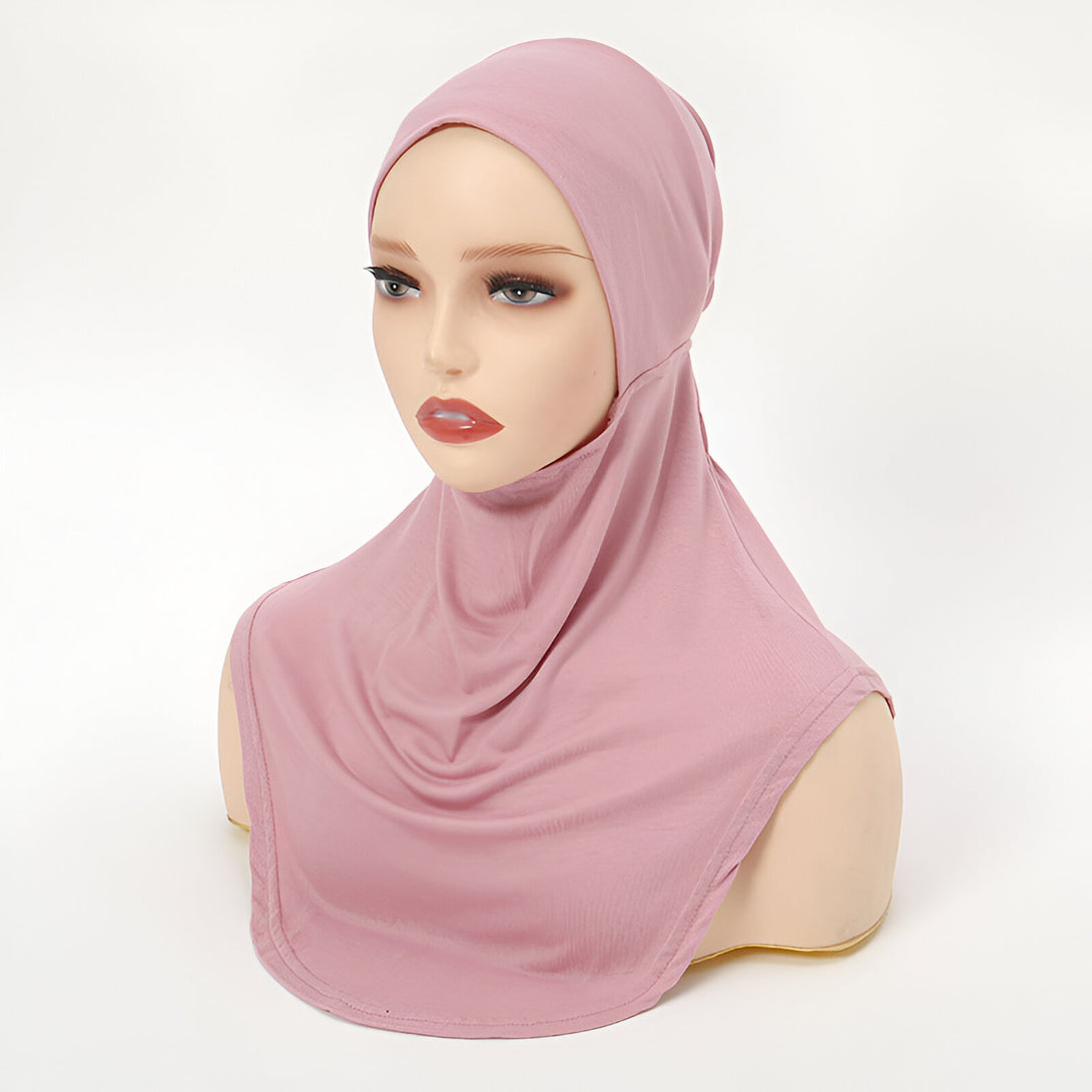 Un hijab rose en jersey, parfait pour les femmes musulmanes. Le hijab est confortable et facile à porter, avec une coupe élégante qui flatte la silhouette.
