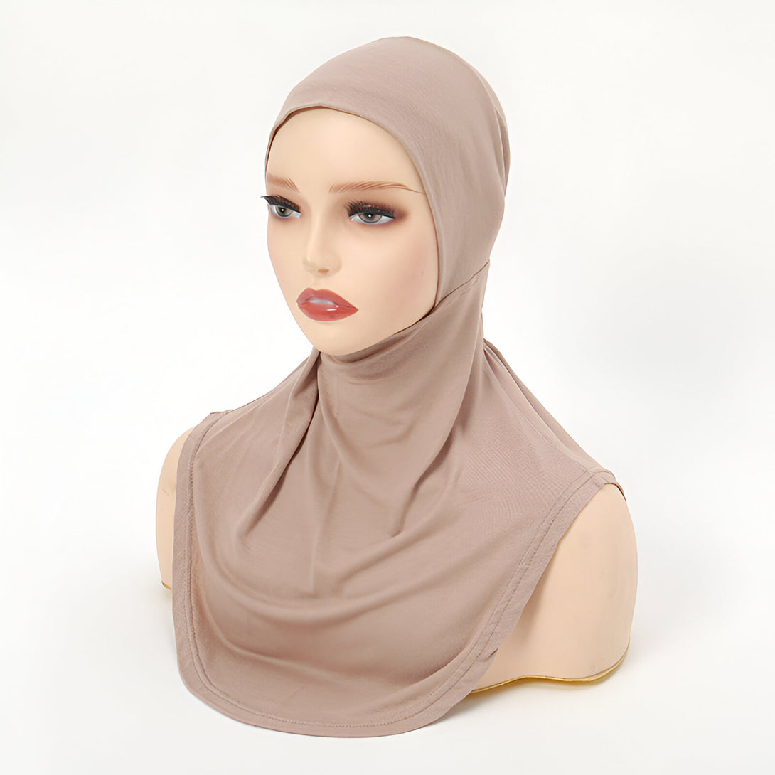 Un hijab beige en jersey, conçu pour un port facile et confortable. Idéal pour un look chic et élégant.