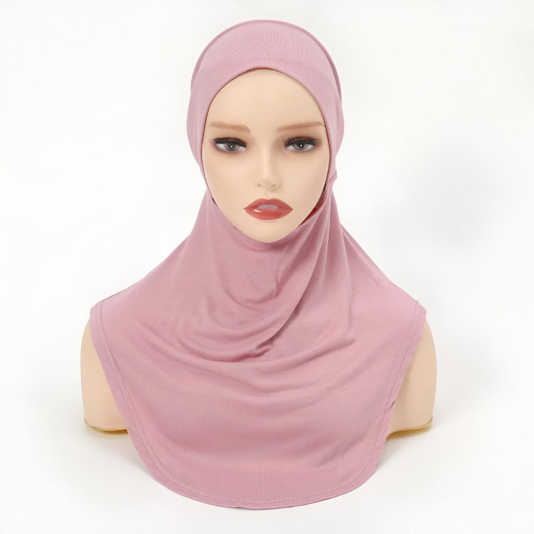 Un hijab rose en jersey extensible pour femme musulmane.
