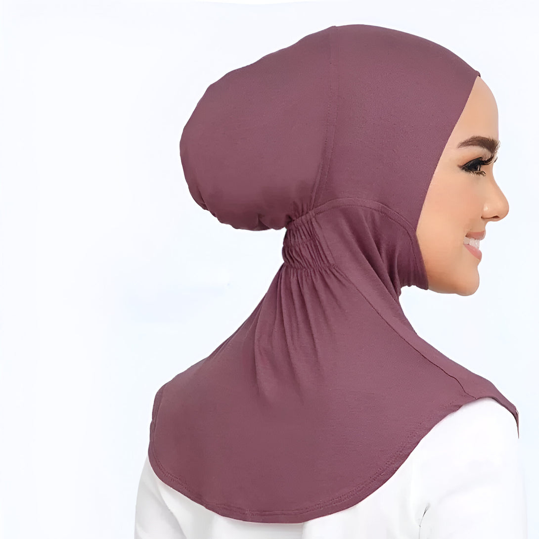 Une femme portant un hijab de couleur bordeaux, un couvre-chef musulman qui couvre la tête et le cou.  Le hijab est en tissu doux et confortable, et il est parfait pour toutes les occasions.