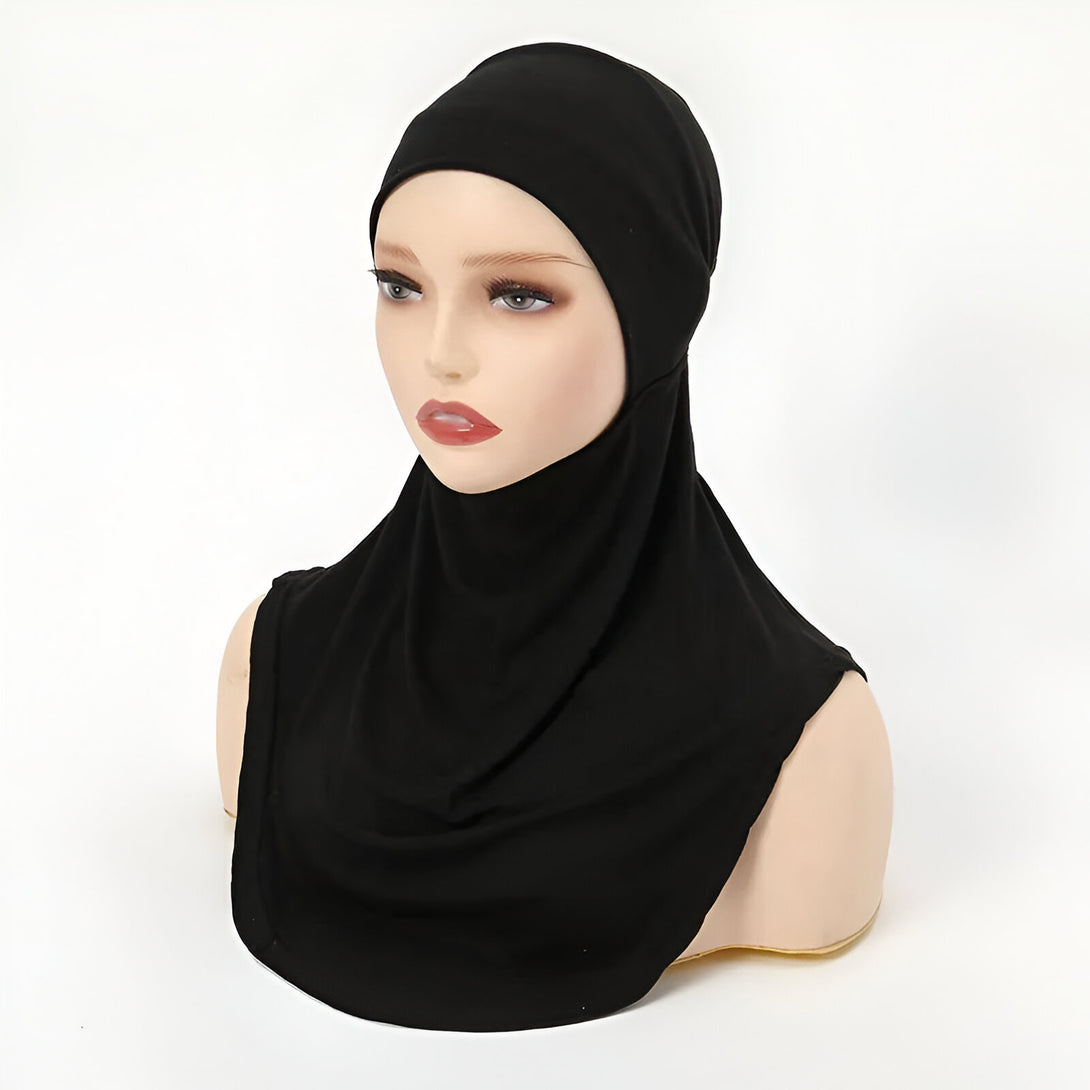 Un hijab noir en jersey extensible, idéal pour un look chic et décontracté.