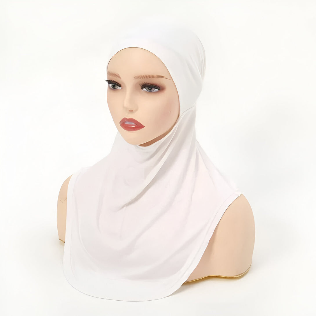Une femme porte un hijab blanc, un vêtement musulman traditionnel qui couvre la tête et le cou.