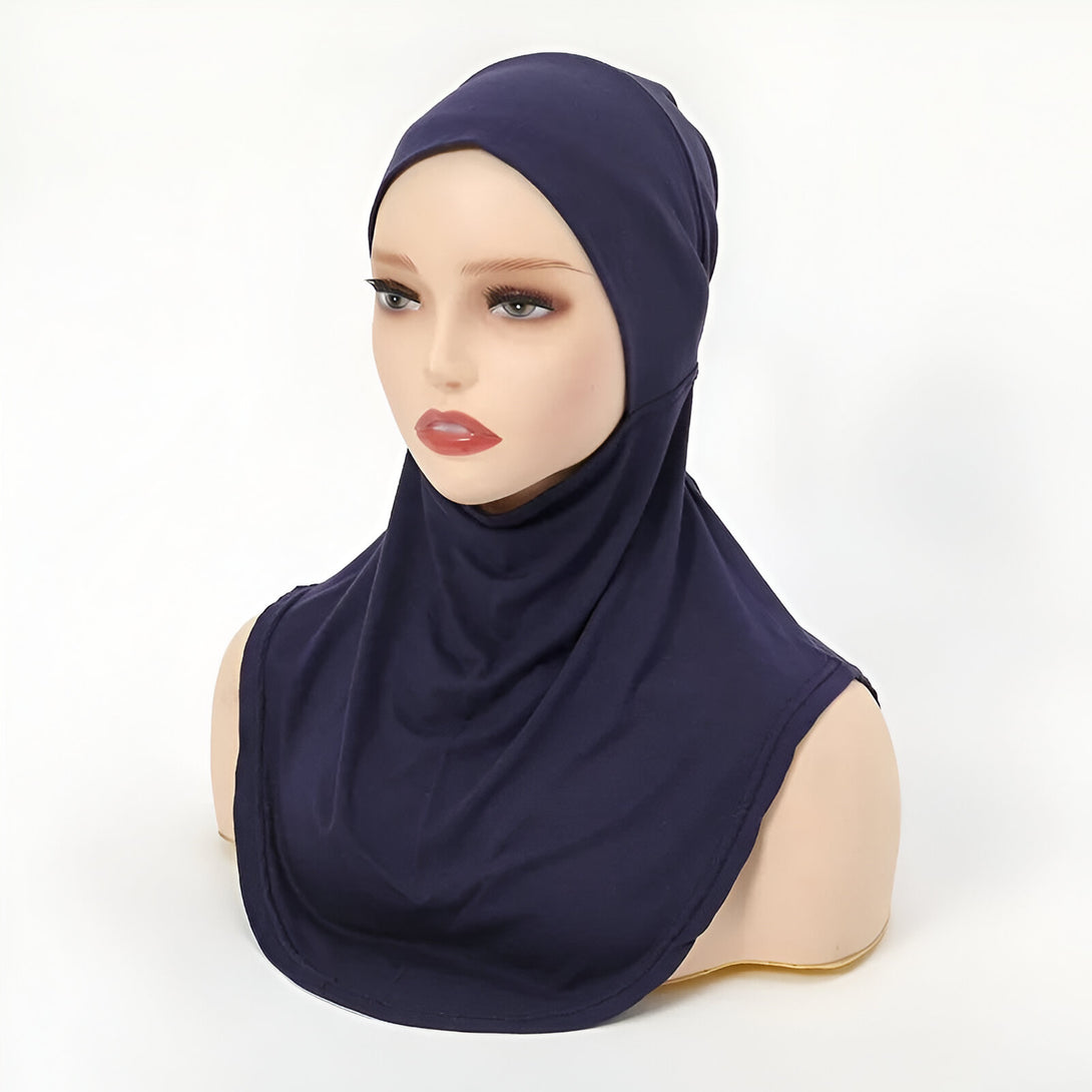 Un hijab bleu marine en jersey extensible, idéal pour un look élégant et confortable. Parfait pour les femmes musulmanes.