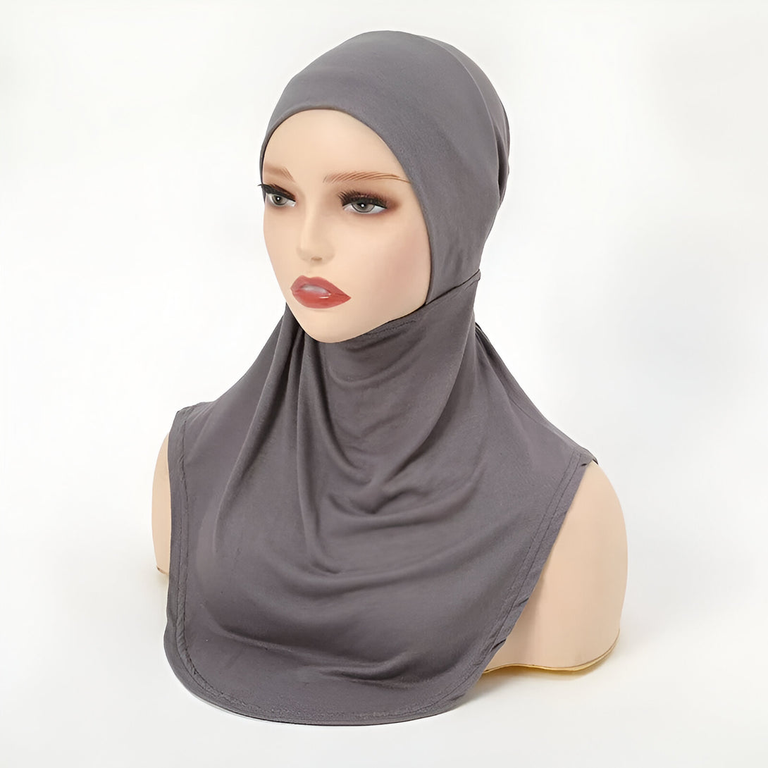 Un hijab gris foncé en jersey extensible avec un col montant pour une tenue confortable et élégante.  Parfait pour les femmes musulmanes qui cherchent un hijab facile à porter.