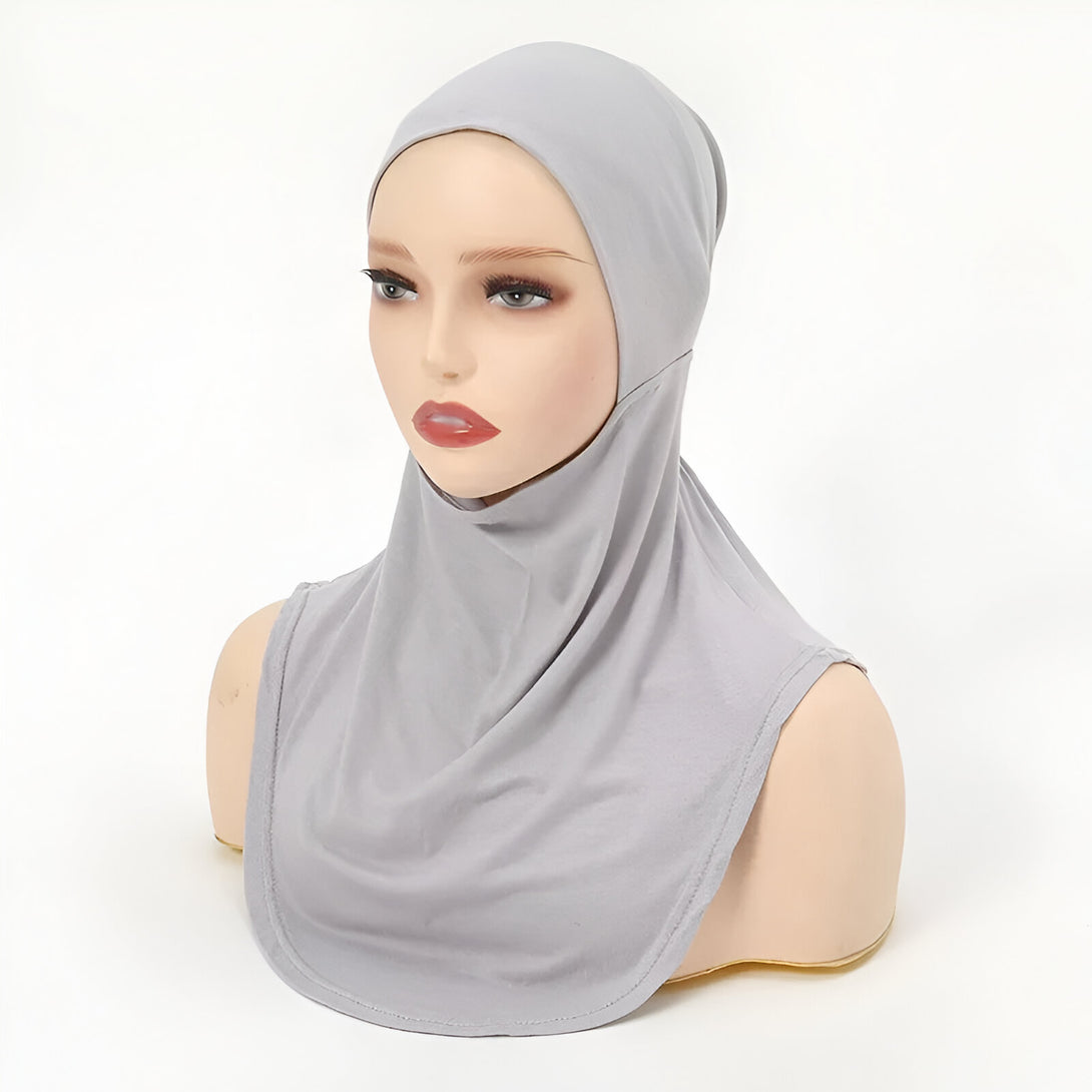Un hijab gris clair pour femme, avec une coupe élégante et confortable. Parfait pour un look moderne et tendance.