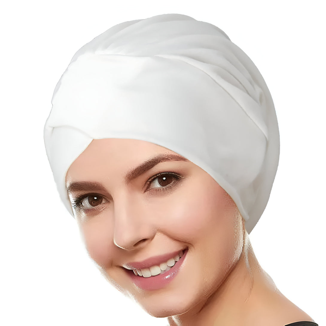 Une femme souriante portant un hijab blanc en coton.
