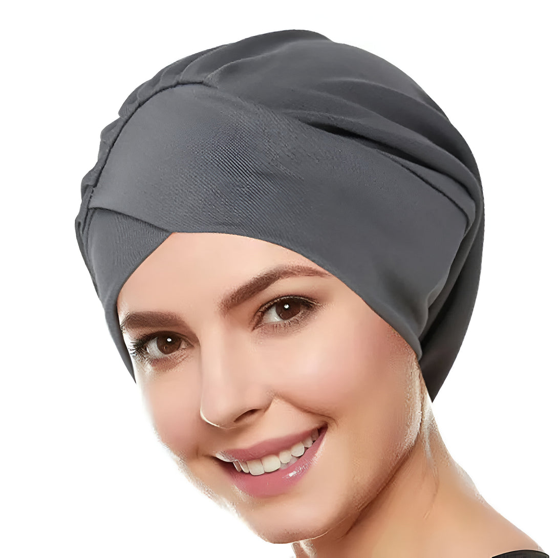 Une femme porte un hijab gris en coton, un vêtement musulman élégant et confortable.