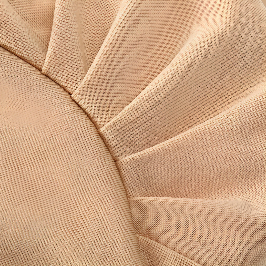 Gros plan sur la texture d'un tissu beige, doux et confortable, idéal pour des vêtements musulmans élégants.