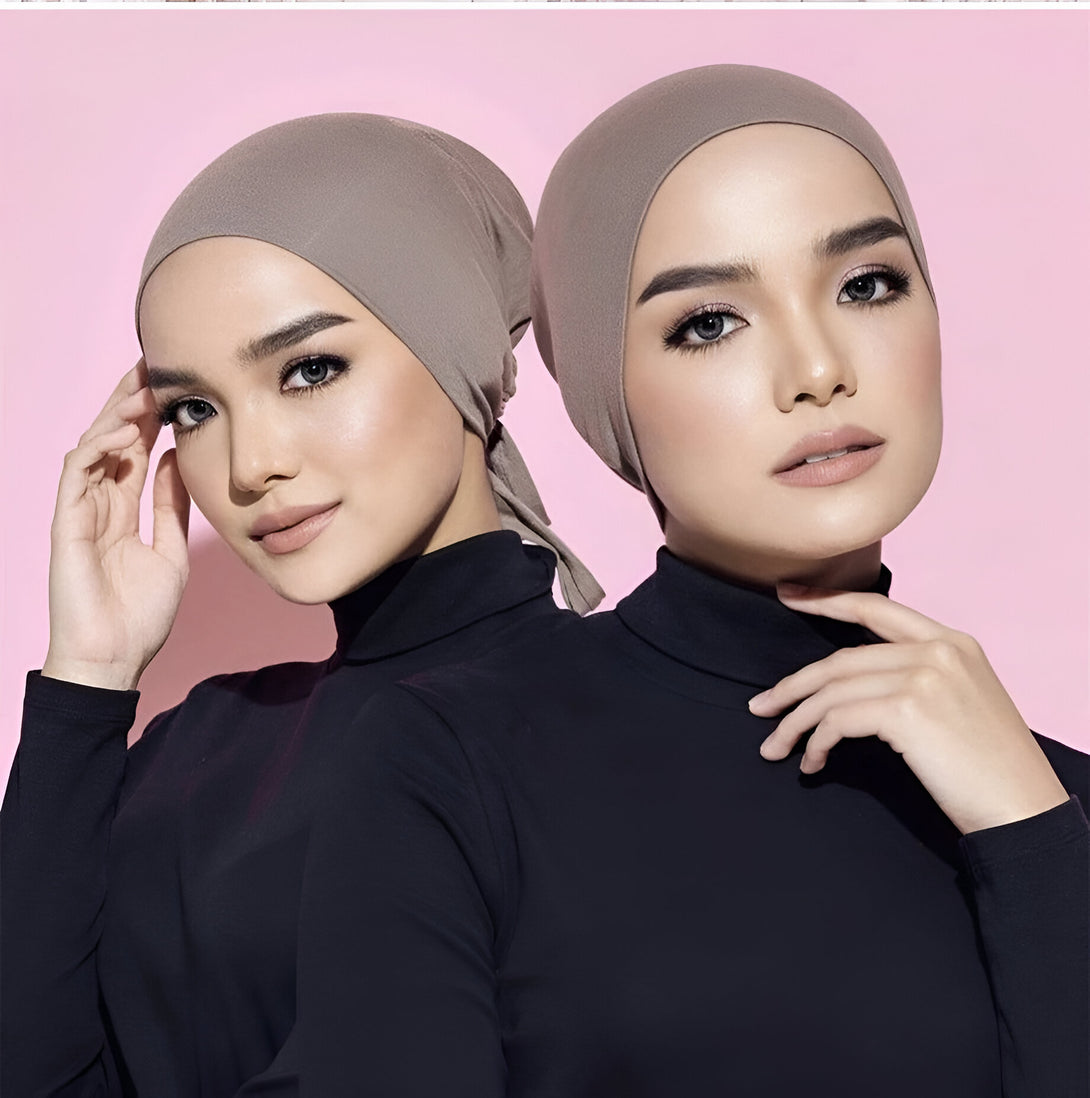 Deux femmes portant des hijabs en coton de couleur taupe. Les hijabs sont simples et élégants, parfaits pour un look décontracté.