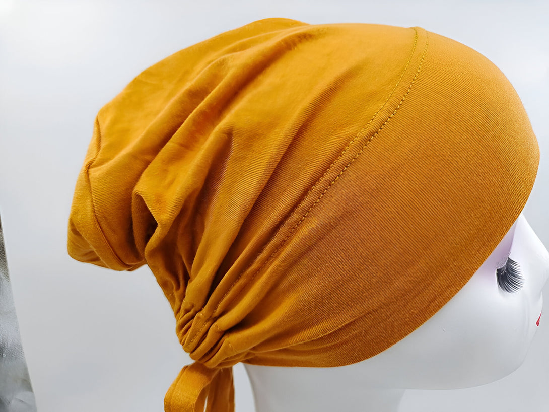Chapeau musulman en coton de couleur moutarde, idéal pour un look chic et élégant.