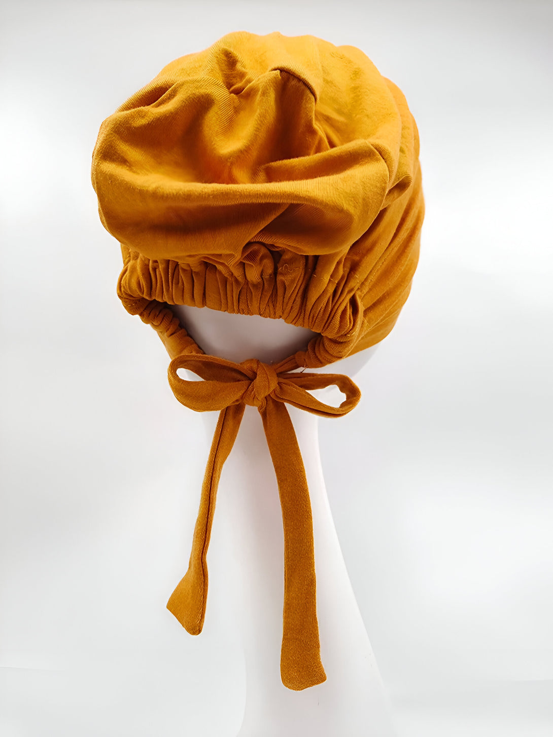 Bonnet musulman en coton de couleur moutarde avec un nœud à l'arrière.