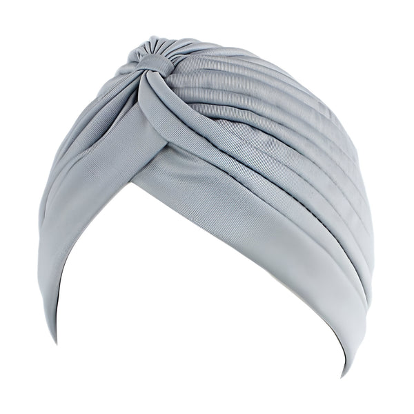 Un turban gris en tissu doux et élégant, idéal pour un look chic et décontracté.