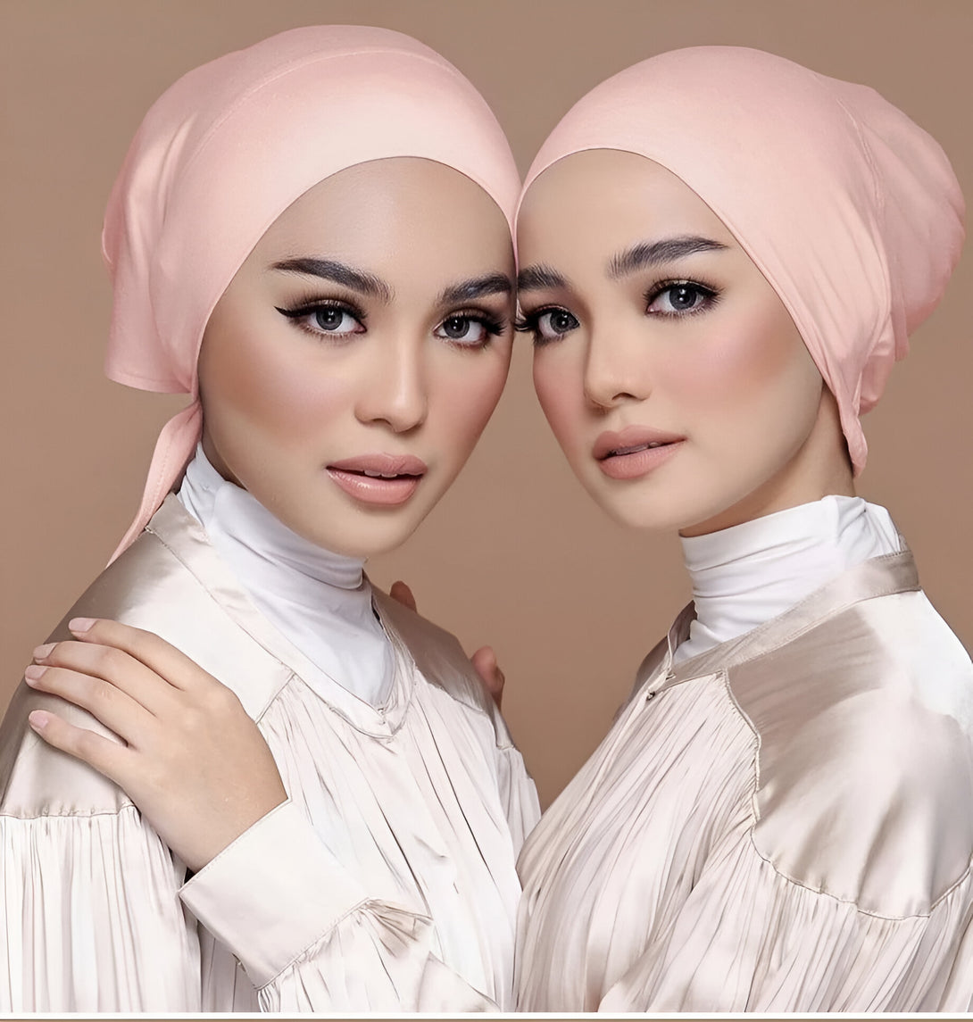 Deux femmes portant des hijabs roses et des chemises en soie beige. Vêtements musulmans élégants et modernes.