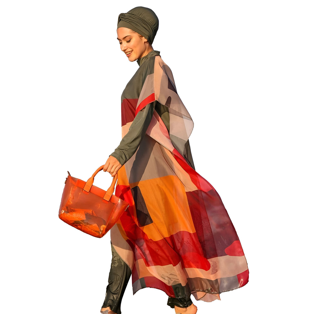 Une femme portant un hijab vert et une tenue de bain musulmane à imprimé géométrique rouge, orange et noir, tenant un sac à main transparent orange.