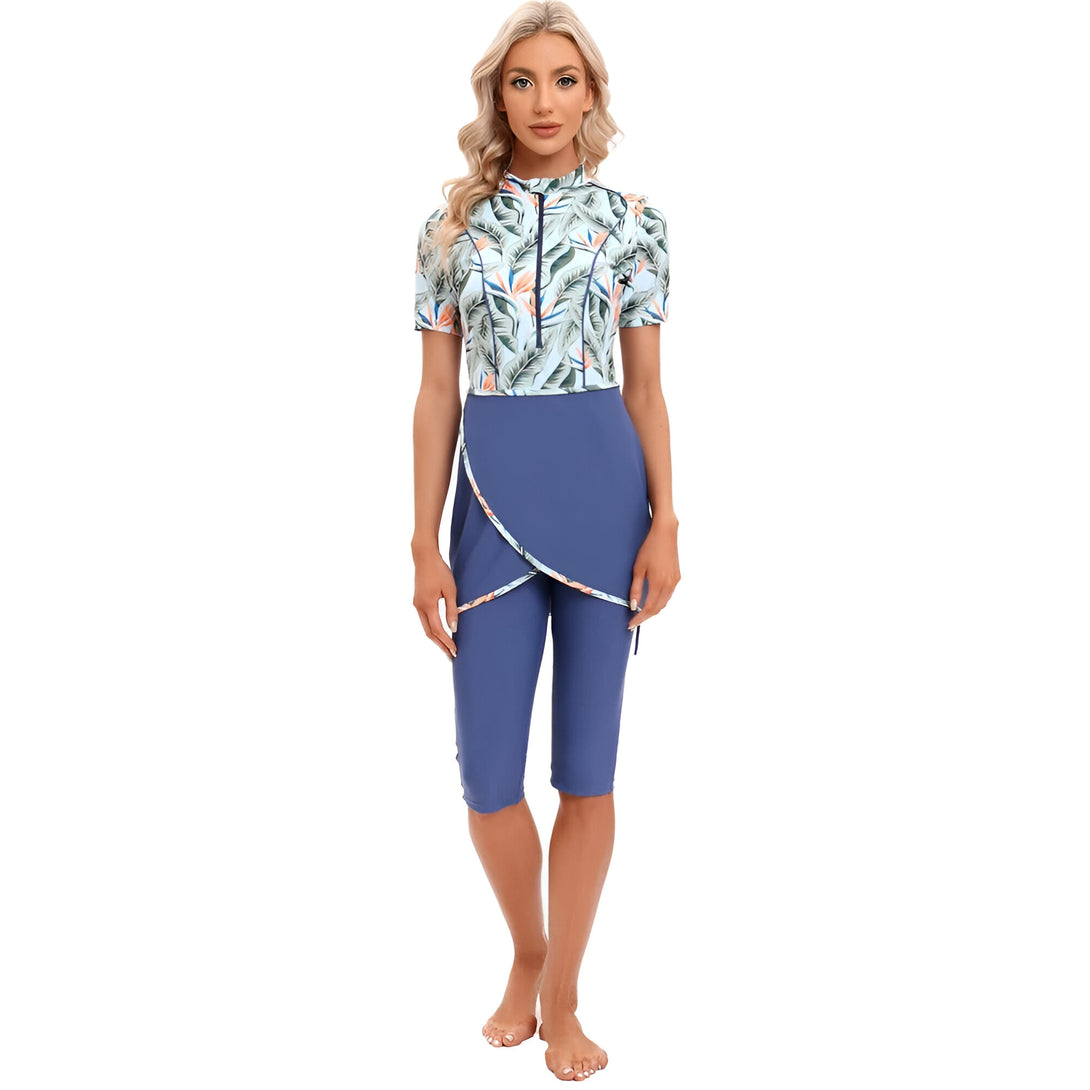 Maillot de bain musulman pour femme avec manches courtes, imprimé tropical et jupe intégrée. Idéal pour la plage ou la piscine.