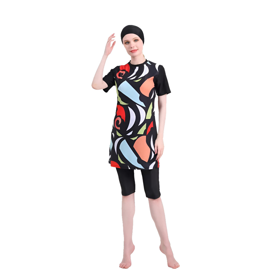 Une femme portant un maillot de bain musulman noir avec un motif coloré. Elle porte également un hijab noir.