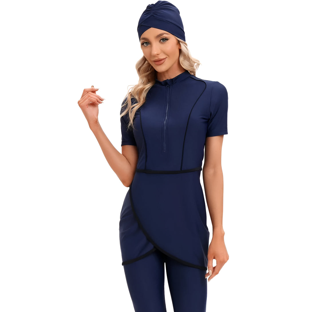 Une femme portant un hijab et un maillot de bain musulman bleu marine.