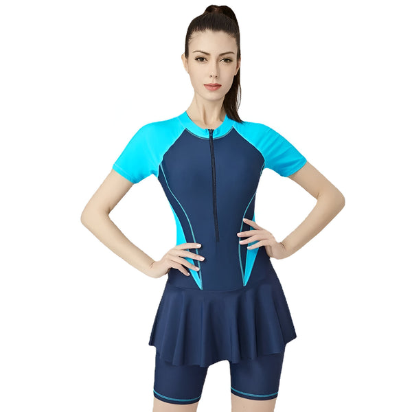 Une femme portant un maillot de bain islamique bleu marine et turquoise avec une jupe intégrée.
