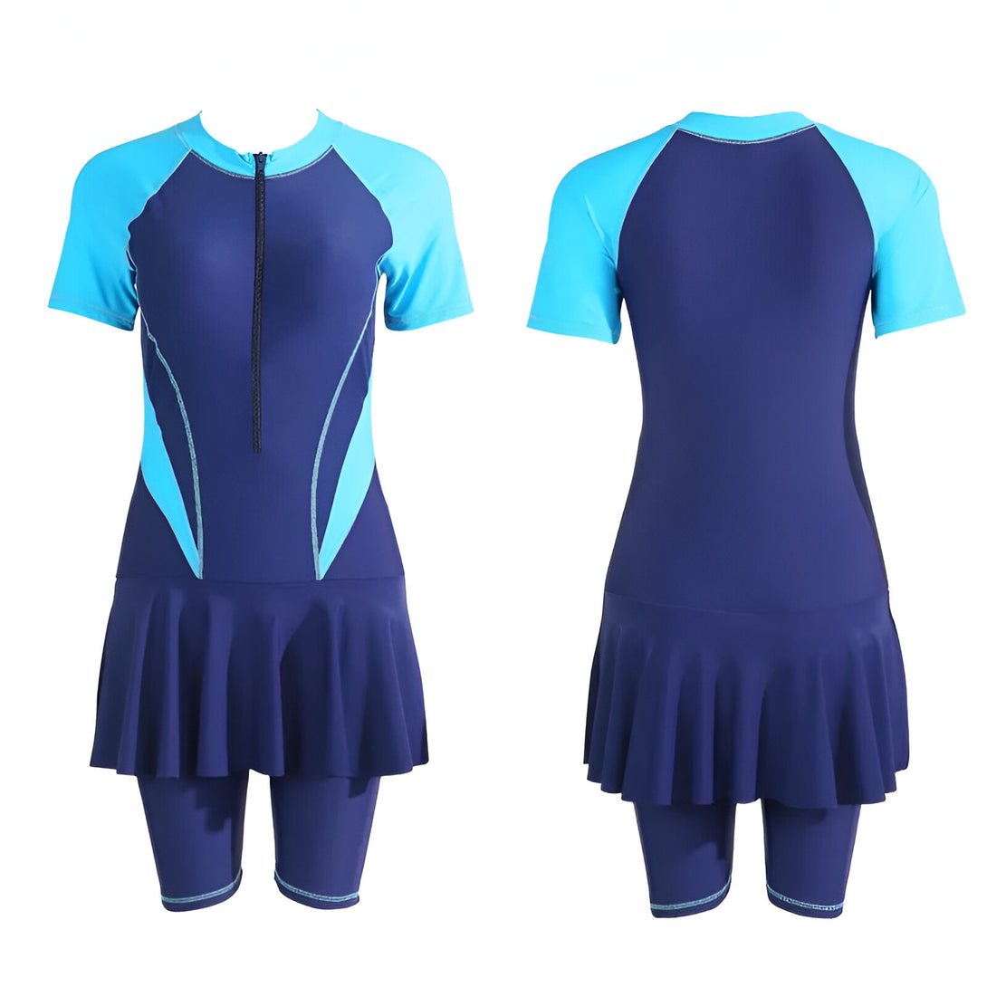 Maillot de bain musulman bleu et turquoise avec manches courtes, jupe et short, parfait pour la plage ou la piscine.