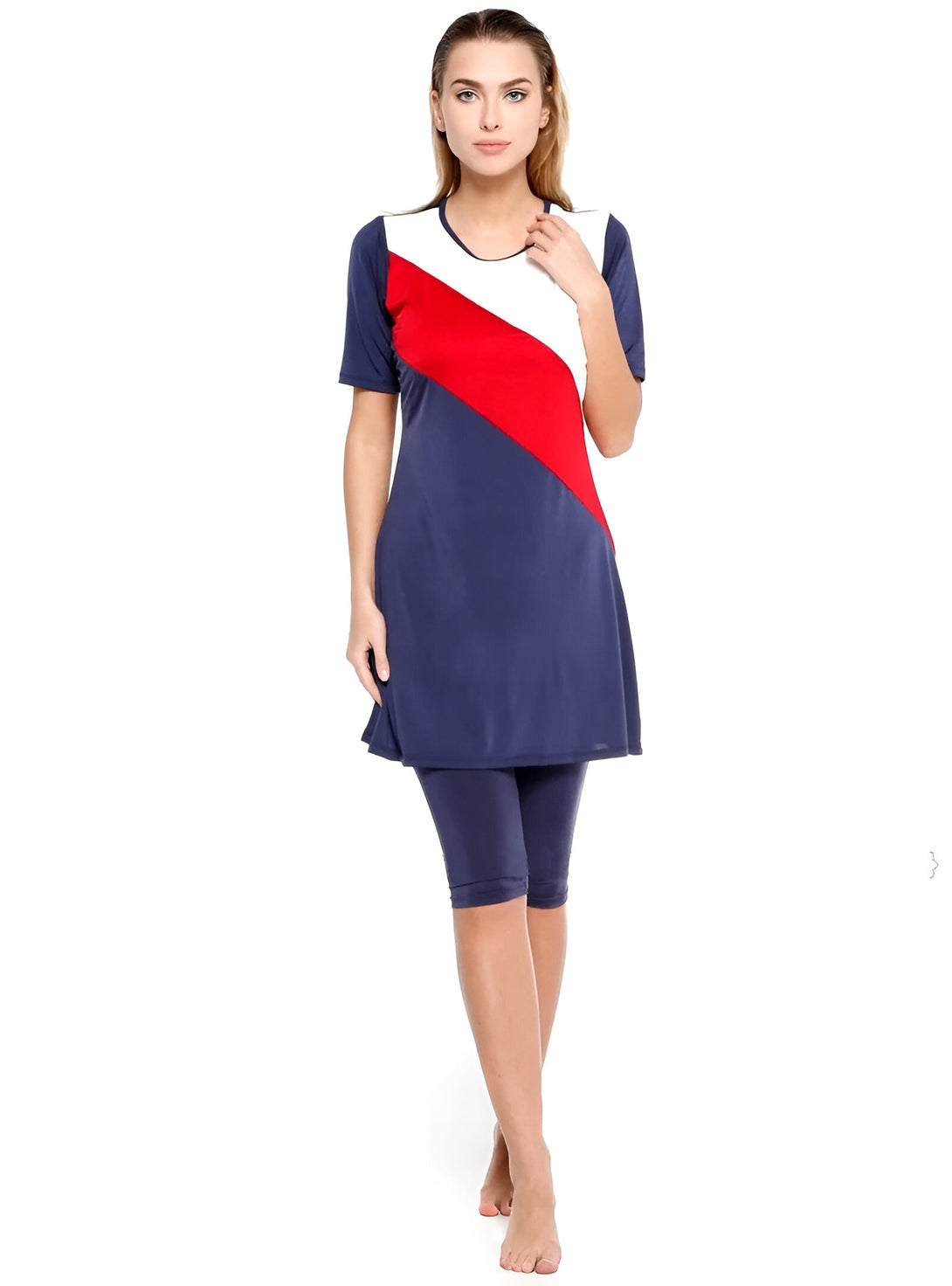 Une femme porte un maillot de bain musulman bleu marine, blanc et rouge. La tenue est conçue pour couvrir le corps et offre une protection modeste tout en étant élégante et confortable pour la baignade.
