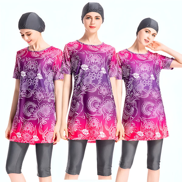 Trois femmes portant des maillots de bain islamiques avec des motifs floraux violets et blancs. Les maillots de bain ont des manches courtes et des leggings assortis. Les femmes portent également des bonnets de bain.