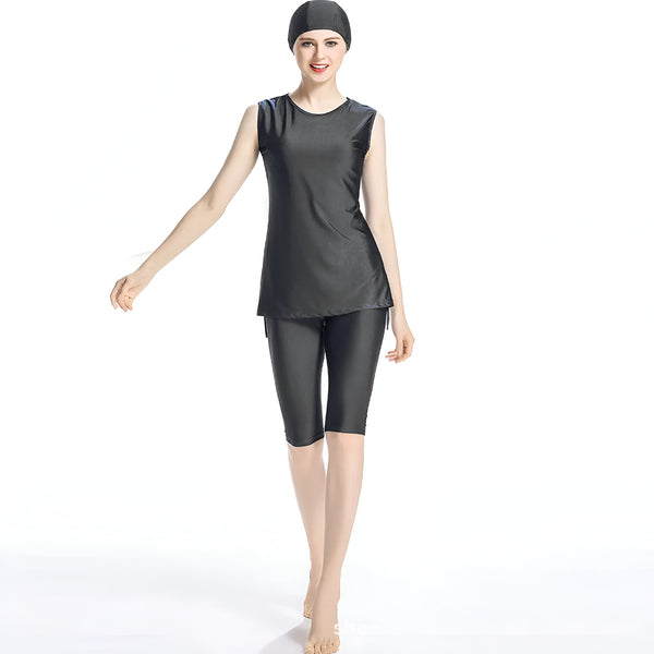 Une femme portant un maillot de bain musulman noir, composé d'un t-shirt à manches courtes et d'un pantalon long.
