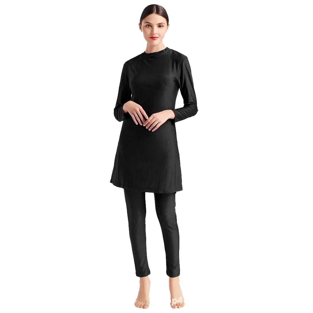 Une femme porte une robe de bain islamique noire à manches longues et un pantalon assorti. La robe de bain est conçue pour couvrir tout le corps tout en restant élégante et confortable.